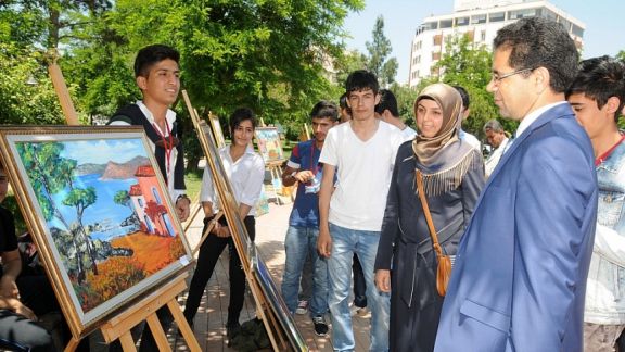 Turgut Özal Anadolu Lisesinin Geleneksel Resim Sergisinde 150 Tablo Görücüye Çıktı