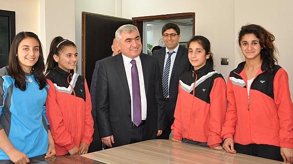 Metin Bostancıoğlu Ortaokulu Kız Voleybol Takımı Milli Eğitim Müdürümüz Hasan  Aslanı Ziyaret Etti