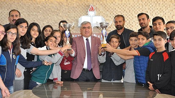 Milli Eğitim Müdürümüz Hasan Aslan Atatürk Ortaokulu Yıldız Futbolcularını Konuk Etti