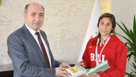 Türkiye Şampiyonu Öğrenci, İl Milli Eğitim Müdürü Mahmut Kurtaranı Ziyaret Etti