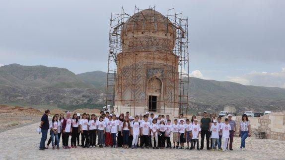 Biz Anadoluyuz Projesi Kapsamında İzmirden Gelen Öğrenci Kafilesi İlimizin Tarihi Ve Turistlik Yerlerini Gezdi 