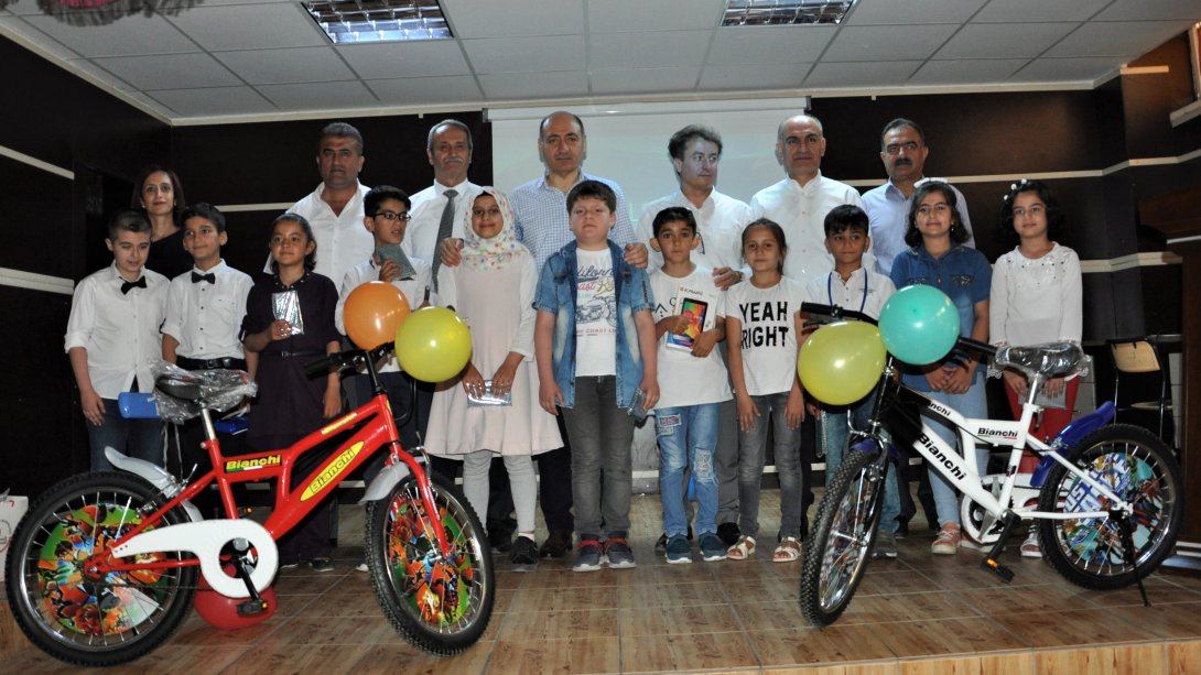 Vakıfbank İlkokulu Geleneksel Okuma Etkinliği Ödülleri Verildi