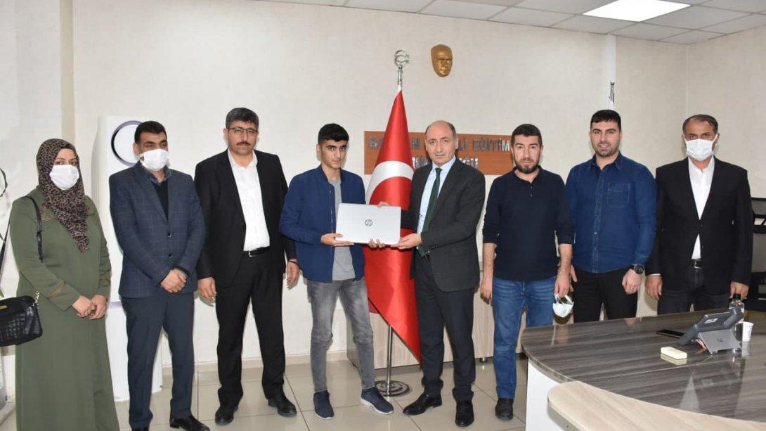 İl Müdürümüz, Türkiye Birincisi Öğrenciye Ödülünü Verdi
