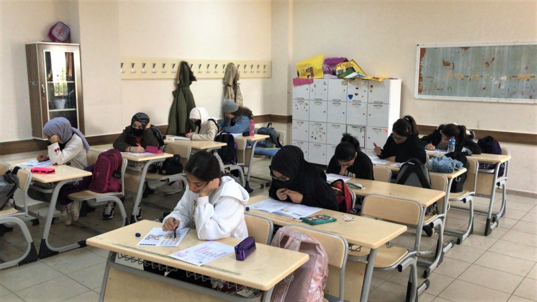 Ortaokul ve Lise Son Sınıf Öğrencilerine 'Kazanım Değerlendirme Sınavı' Yapıldı