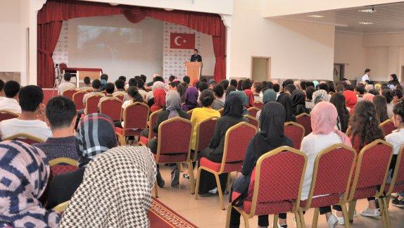 Fatıma Zehra Kız Anadolu İmam hatip lisesinde Şehit Ve Gazilere Saygı Adlı Konferans Verildi