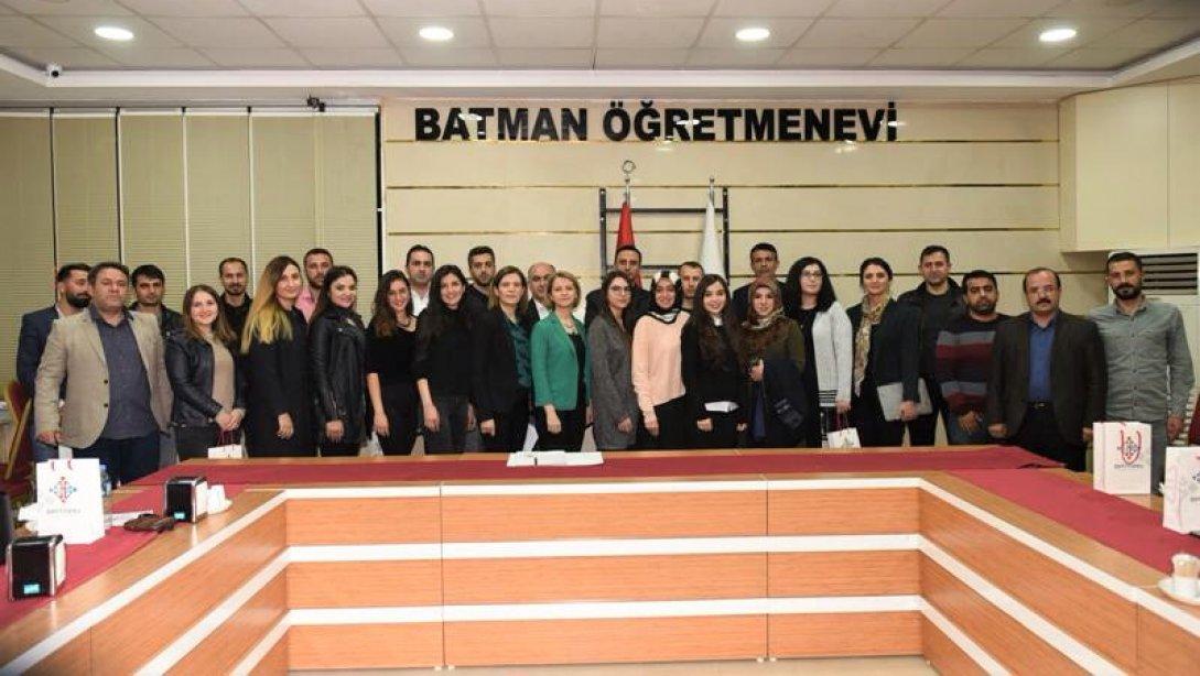 Valimiz Sayın Hulusi Şahin´in Eşi İl Milli Eğitim Müdürlüğü Ar-Ge Görevlisi Bayan Ebru Şahin, Köy Öğretmenleriyle Bir Araya Geldi