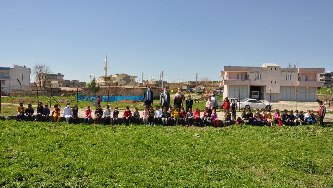 Akça Köyü İlkokulu'nda Fidanlar Toprakla Buluştu