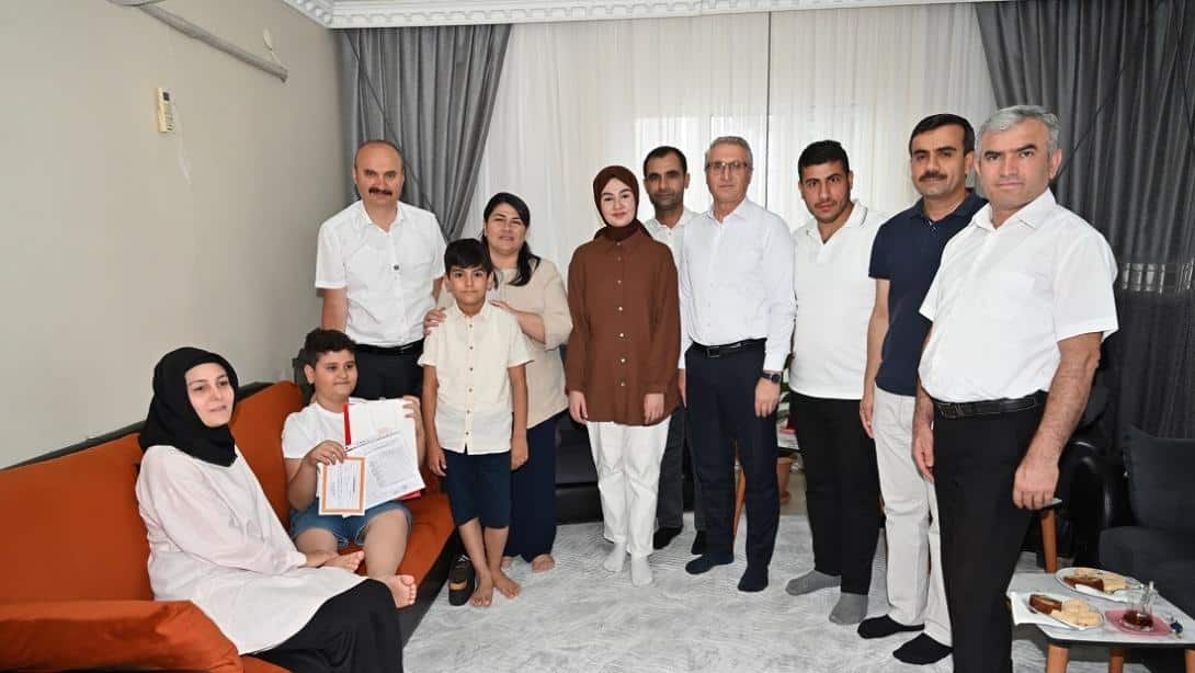 Okula Gidemeyen Başarılı Öğrencinin Karnesini Valimiz Evinde Verdi
