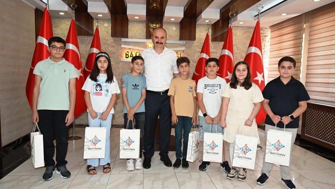 Valimiz, Bursluluk Sınavında 500 Tam Puan Alan Öğrencileri Makamında Ağırladı
